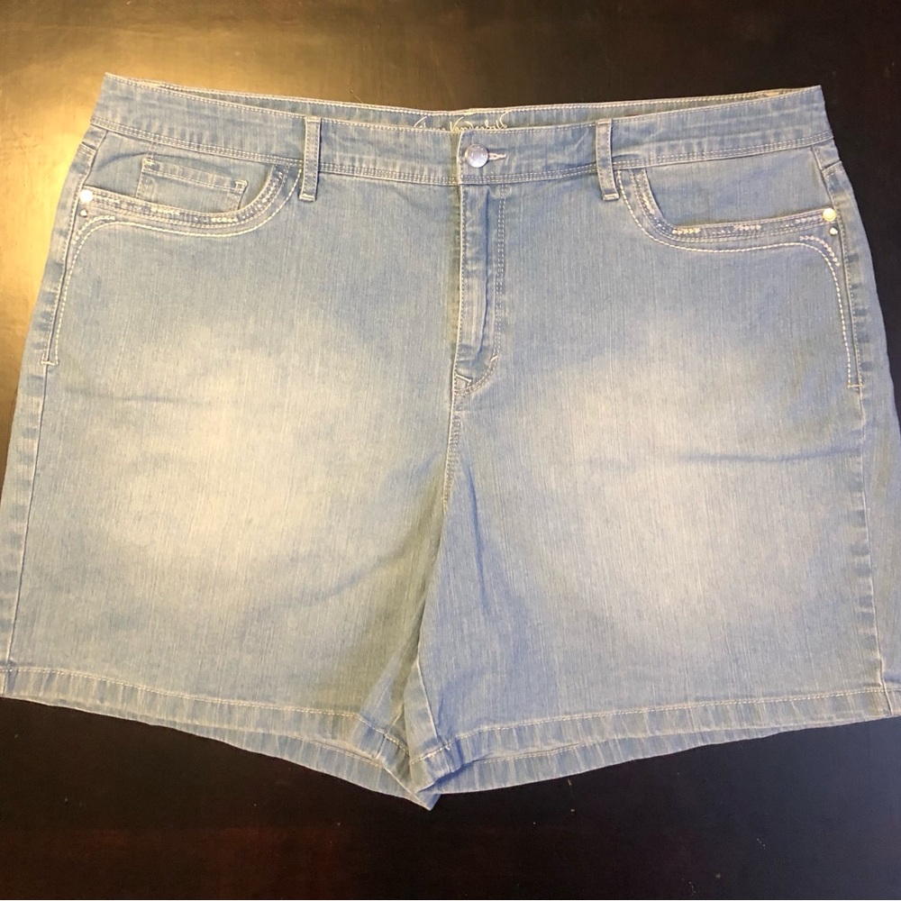 Gloria Vanderbilt Faded Light Blue Denim short Shorts